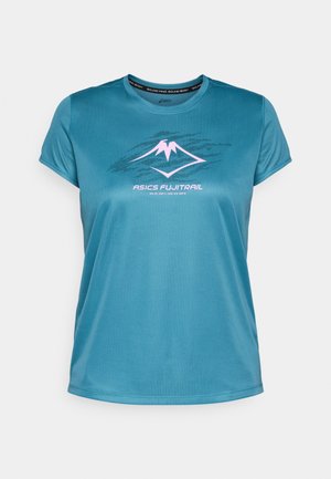 Teal sportshirt met korte mouwen, gemaakt van gladde stof, met een bergafbeelding in het roze en de tekst "ASICS FUJITRAIL" eronder.