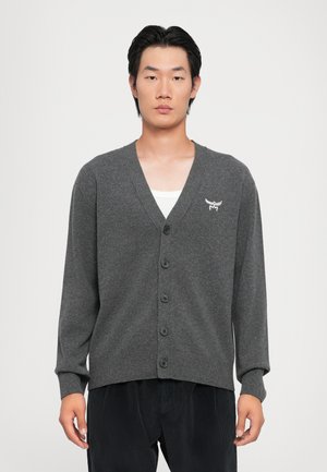 Grå cardigan i stickad tyg, med V-ringning, långa ärmar och sex svarta knappar, samt en liten broderad logotyp på bröstet.