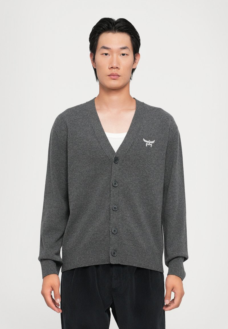 Grå cardigan i stickad tyg, med V-ringning, långa ärmar och sex svarta knappar, samt en liten broderad logotyp på bröstet.