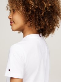 Tommy Hilfiger REGULAR TEE - Camiseta estampada - white
