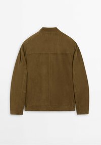 Giacca in suede marrone con colletto, maniche lunghe e taglio dritto. Caratterizzata da una cucitura sulla schiena e spacco laterale all'orlo.