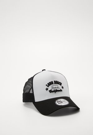 Sort-hvid trucker kasket med "Long Beach California" og et bjørn emblem på fronten, med justerbar strop og net bagpå.