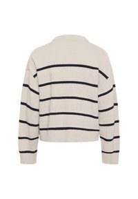 Pull crème avec des rayures horizontales navy, présentant une texture côtelée, des épaules tombantes et une silhouette courte. Design en maille simple.