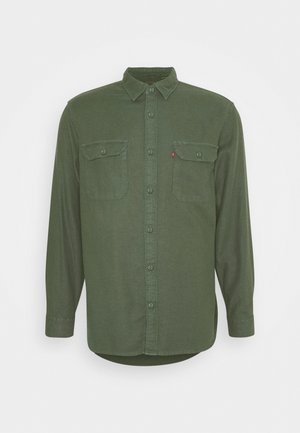Chemise boutonnée vert olive à manches longues avec deux poches poitrine à rabats boutonnés et un col pointu.