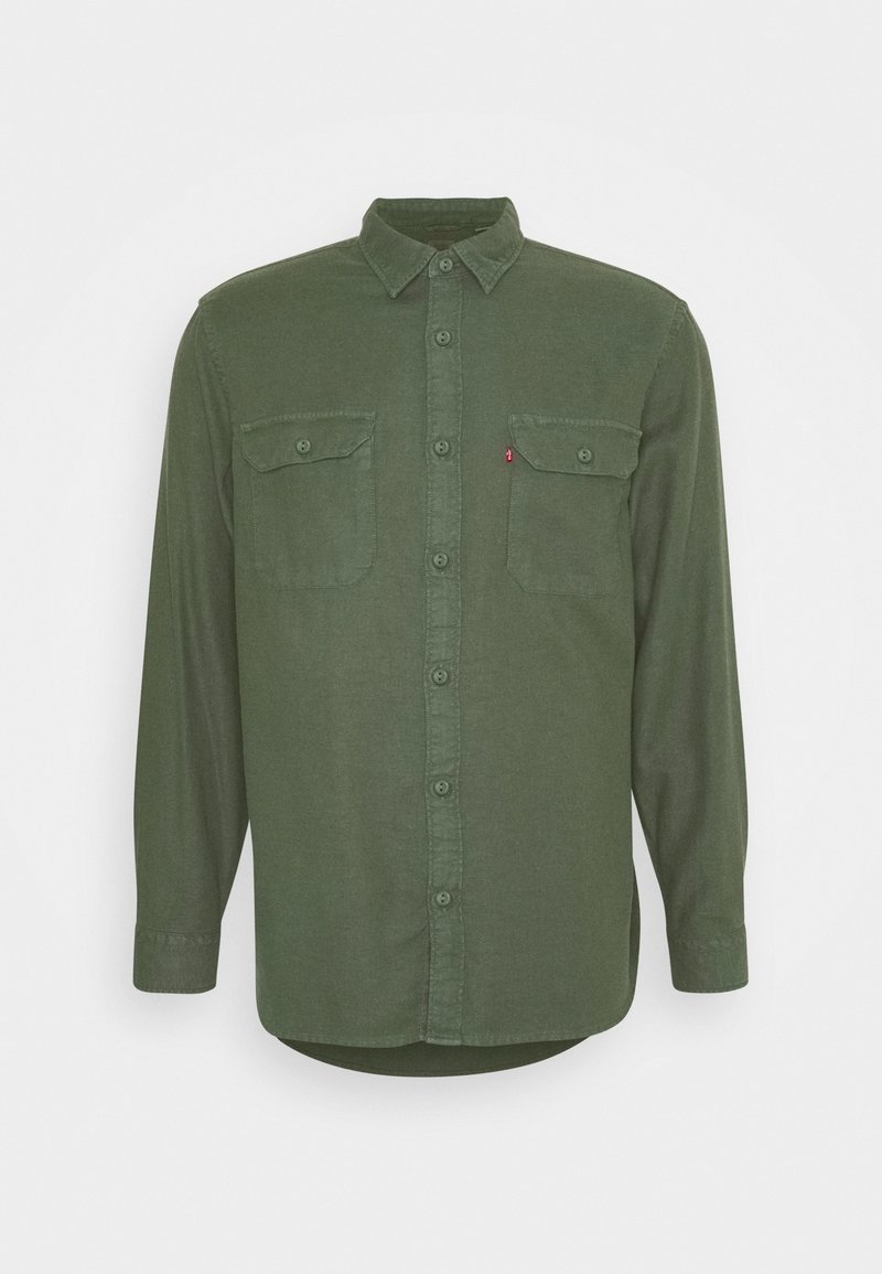 Chemise boutonnée vert olive à manches longues avec deux poches poitrine à rabats boutonnés et un col pointu.