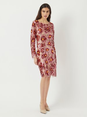 Robe ornée de sequins avec des manches longues, motif floral rouge et jaune sur une base transparente, longueur genou, encolure ronde.