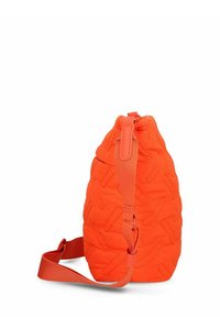 Helle orange, gesteppte Schultertasche mit verstellbarem Tragegurt, weichem Stoffgefühl und vertikaler rechteckiger Steppnaht.