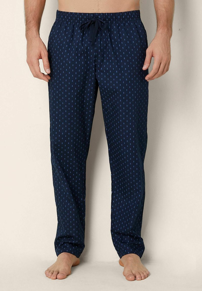 Navyblauwe pyjamabroek met een koord in de taille, voorzien van een klein herhaald patroon in lichter blauw, gemaakt van zachte, lichte stof.