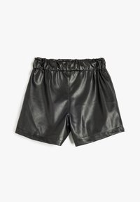Svarta fusk lädershorts med elastisk midja och slät yta, med en avslappnad passform och ren fåll.