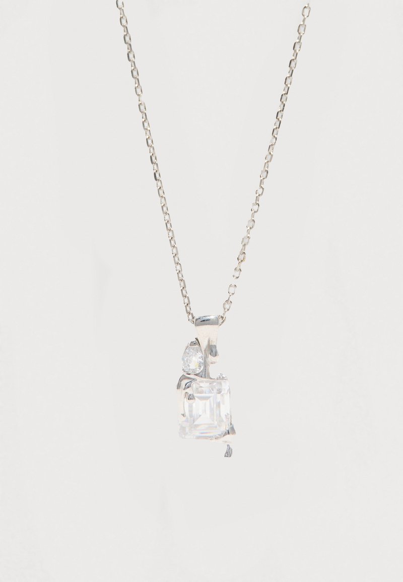 Hõbedast ketiga kaelakee, millel on selge ristkülikukujuline ripats ja selle kohal pisarakuju akent. Ripatsil on sile ja lihvitud pind.