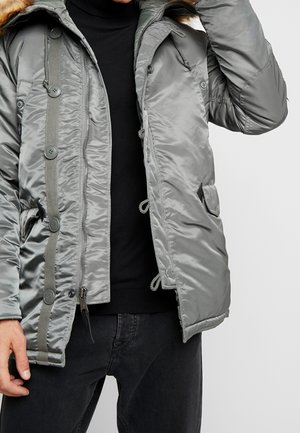 Grau gepufferte Jacke mit Reißverschluss und Knopfverschluss, Kordelzugkapuze und Taschen. Hergestellt aus glänzendem, glattem Material mit warmem Futter.
