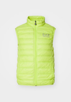 Chaleco sin mangas de plumón verde neón con un cuello alto, cierre de cremallera, diseño acolchado horizontal y logo de E.A7 en el pecho. Material ligero.