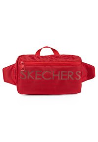 Bolsa de cintura de tela roja con un bolsillo con cremallera en el frente, cuerpo acolchado y un asa superior. Presenta el logotipo "SKECHERS" en color gris impreso en el frente.