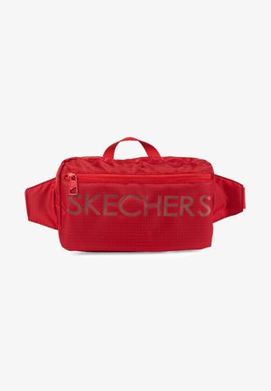Bolsa de cintura de tela roja con un bolsillo con cremallera en el frente, cuerpo acolchado y un asa superior. Presenta el logotipo "SKECHERS" en color gris impreso en el frente.