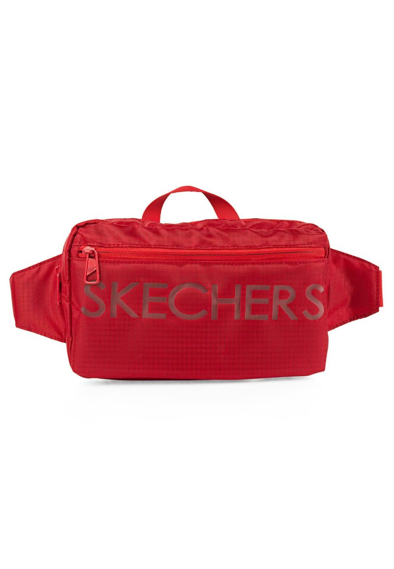 Bolsa de cintura de tela roja con un bolsillo con cremallera en el frente, cuerpo acolchado y un asa superior. Presenta el logotipo "SKECHERS" en color gris impreso en el frente.