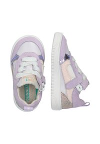 Baskets pour enfants en violet et rose avec une finition texturée, dotées d'accent en maille, de détails réfléchissants et de lacets blancs.