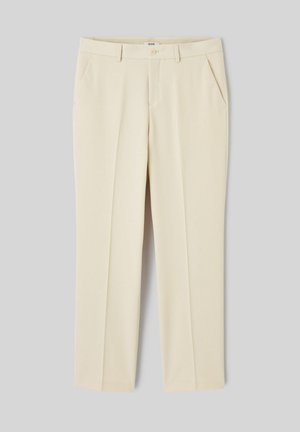 Pantalon beige slim avec passants pour ceinture, poches latérales, fermeture avant par boutons, et un pli central sur chaque jambe.