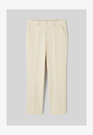 Pantalon beige slim avec passants pour ceinture, poches latérales, fermeture avant par boutons, et un pli central sur chaque jambe.