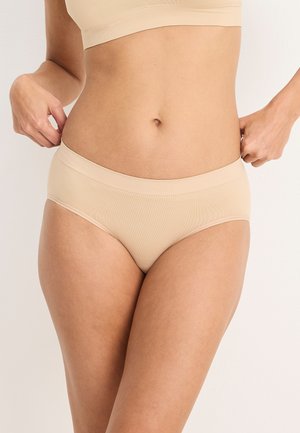 Beige katoenmix slipjes met een gladde textuur, lage taille, en een brede, elastische tailleband voor comfort. Eenvoudige, naadloze afwerking.