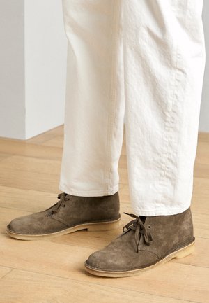 DESERT BOOT - Casual lace-ups - dark khaki