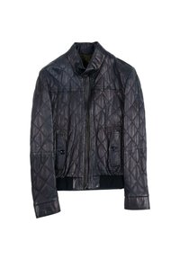 Gequilted leren zwart jack met een hoge kraag, ritssluiting en twee voorzakken met knoopaccenten. Gecoate onderrand voor een goede pasvorm.