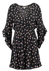 Svart klänning med V-ringning och utsvängda ärmar, med ett blommönster av rosa blommor och gula blad på ett texturerat tyg.