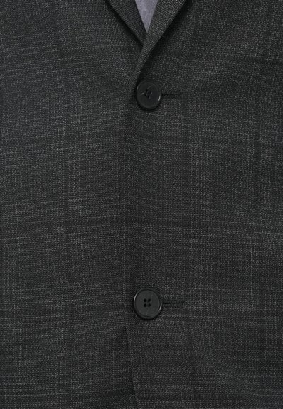 Dunkelgraue Anzugjacke mit feinem Karomuster, zwei schwarze Knöpfe, die geschlossen sind, und einem Blick auf den hellgrauen Hemdkragen.