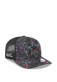 Schwarze Kappe mit einem bunten Spritzdesign, einem schwarzen Sternlogo und einem Netzrücken mit einem "Crucial Catch"-Tag zur Sensibilisierung für Krebs.