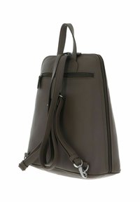 Sac à dos en cuir marron avec des bretelles réglables, une texture lisse et deux compartiments zippés. Se distingue par son matériel en métal argenté et un design minimaliste.