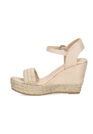 Sandalias de cuña beige con una suela de yute trenzado texturizado, que presentan un upper de ante y una correa ajustable en el tobillo.