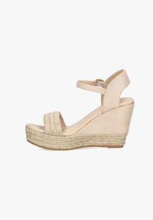 Sandalias de cuña beige con una suela de yute trenzado texturizado, que presentan un upper de ante y una correa ajustable en el tobillo.