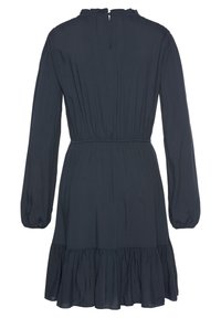 Czarna granatowa sukienka z długimi rękawami, plisowanymi detalami i marszczonym dołem w falbany. Posiada małe otwarcie w kształcie klucza z tyłu. Miękka tekstura tkaniny.