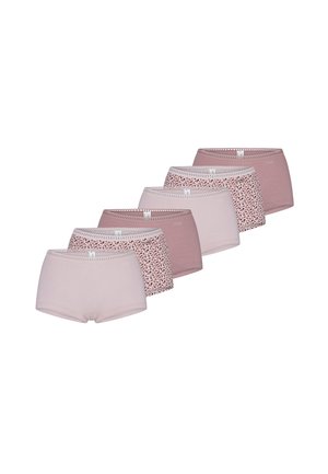 Seks dame hipster trusser i ensfarvet pink, ensfarvet mauve og leopardprint mønstre arrangeret i en trappetrinsrække på hvid baggrund.