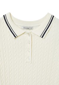 Weißes Poloshirt aus Kabelstrick mit einem gerippten Kragen, der zwei marineblaue Streifen aufweist, fünf Knöpfen und einem Etikett mit der Aufschrift "CALLIOPE S."