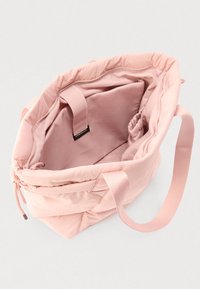 Vaaleanpunainen nailoninen olkalaukku, jossa pehmeä pinta, leveä hihna ja sisätasku; nyöritys avauksen kohdalla, joka on kerätty ja säädettävä.