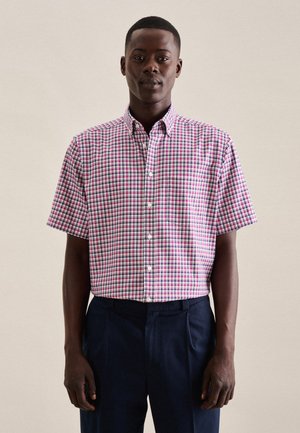 Kurzärmeliges Hemd mit Knöpfen im karierten Muster in Pink, Weiß und Blau; aus Baumwolle; mit einer einzelnen Brusttasche; kombiniert mit dunklen Hosen.