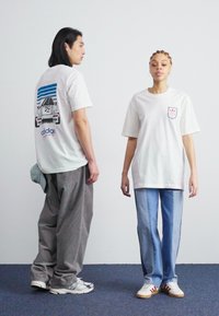 adidas Originals TEE UNISEX - Apdrukāts T-krekls - off white