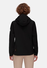 Zwarte hoodie met een soepele textuur, voorzien van een logopatch op de linker mouw en een kleine oranje accent nabij de zoom.