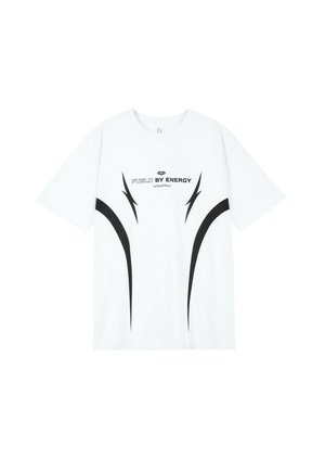 Biała koszulka z czarnymi błyskawicami i zakrzywionymi liniami, wyśrodkowany tekst "ZASILANY ENERGIĄ" na piersi.