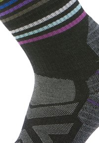 Schwarze Socke mit bunten horizontalen Streifen in Lila, Blau und Grau. Auffälliges strukturiertes Muster mit hexagonalen Akzenten.