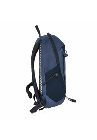 Marineblauwe rugzak met een mesh achterpaneel, verstelbare schouderriemen en een zijvak voor accessoires, gemaakt van duurzaam materiaal.