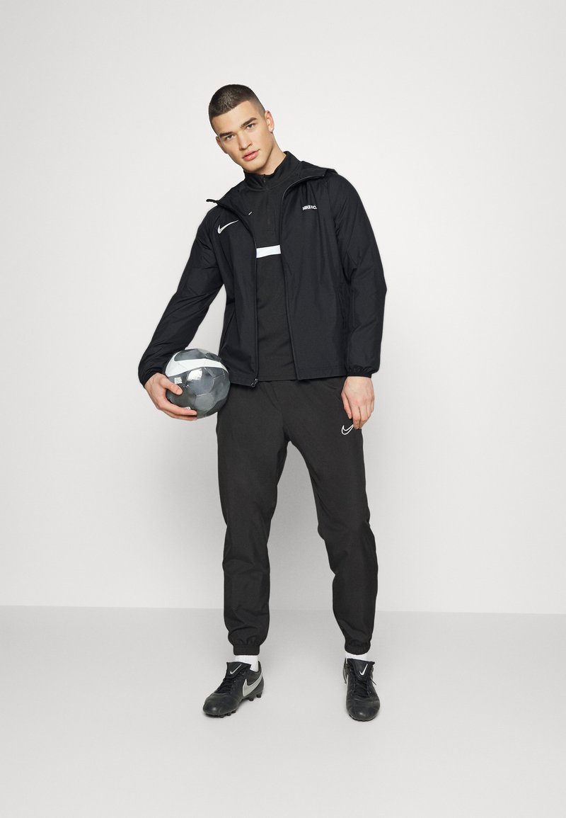 Herren Shirts | Nike Performance FC LIBERO Trainingsjacke black/white/schwarz - MF26725 Herren Shirts | Nike Performance FC LIBERO Trainingsjacke black/white/schwarz - MF26725