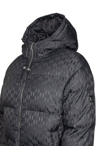 Giubbotto puffo nero con cappuccio, caratterizzato da un motivo geometrico in diverse tonalità di nero, chiusura con zip e dettagli con cordoncino sul colletto.