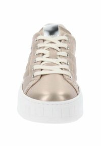 Sneaker beige metalliche con suola in gomma bianca, punta tonda, lacci piatti e dettagli argentati sul tallone. Texture liscia con dettagli cuciti.