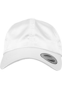 Hvid baseballkasket med en glat, skinnende overflade. Rund krone, stiv skygge; har et cirkulært logo-patch på siden.