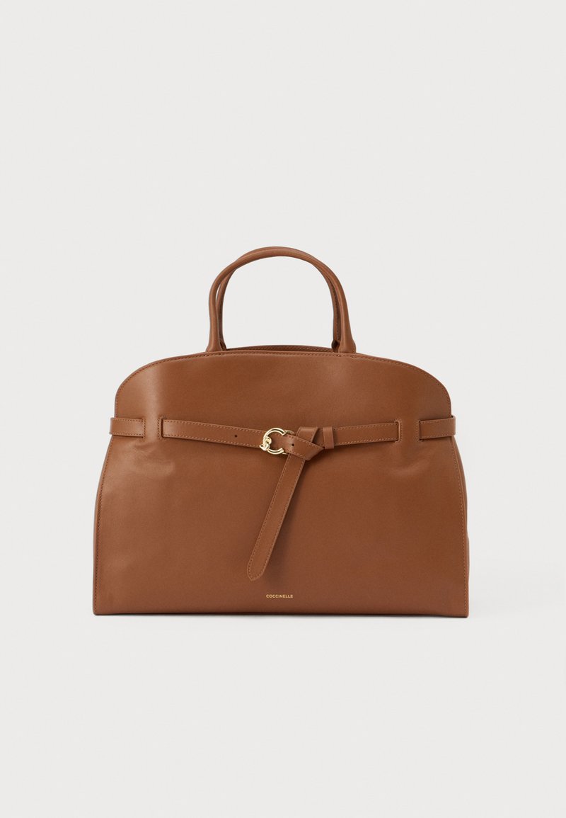 Sac à main en cuir marron à la forme structurée, avec une sangle avant et des accents en métal doré. Poignées doubles arrondies pour le transport.