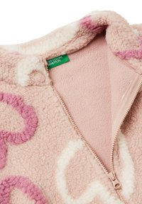 Helle rosa Fleecejacke mit weißen und pinken abstrakten Mustern. Verfügt über einen Reißverschluss und eine Innenauskleidung, mit einem sichtbaren Markenlabel.
