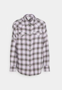 Camicia a maniche lunghe a quadri viola e verde, dotata di due tasche sul petto, chiusura a bottoni e colletto piatto. Realizzata in un tessuto leggero.