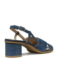 Sandalo con tacco in suede blu navy, con punta aperta, design a cinturino e fibbia in tono oro. Tacco largo di circa 6,5 cm.