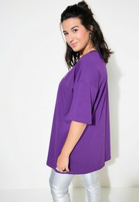 Studio Untold DANS LE DOS COL ROND ET - T-shirt basic - dark purple